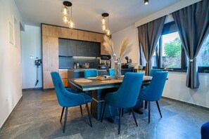 Apartment, Terrasse, Blick auf den Innenhof | Esszimmer