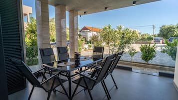 Apartment, Terrasse, Blick auf den Innenhof | Terrasse/Patio