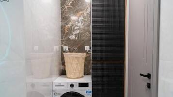 Apartment, Terrasse, Blick auf den Innenhof | Badezimmer | Dusche, Haartrockner, Handtücher, Seife