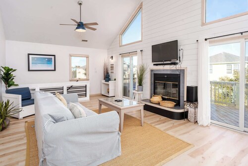 Oceanside with Pool Hot Tub and Updated Interior!