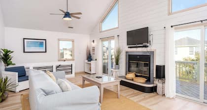 Oceanside with Pool Hot Tub and Updated Interior!