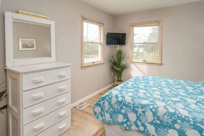 4 bedrooms, desk, travel crib, WiFi