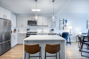 Fridge, microwave, oven, stovetop - Luxury Modern Apt with Pool (Stamford, CT)