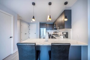 Fridge, microwave, oven, stovetop - Chic Apt with Indoor Pool & Gym (New Rochelle, NY)