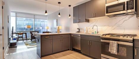 Kühlschrank, Mikrowelle, Ofen, Herdplatte