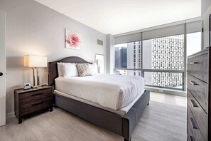 2 bedrooms, desk, iron/ironing board, WiFi - Luxury 2 BR Apt with Gym and Pool (New Rochelle, NY)