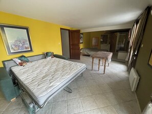 Free WiFi, bed sheets - Idyllic getaway StudioBas de Villa:garden and private pool near the coast (pierrefeu du var)