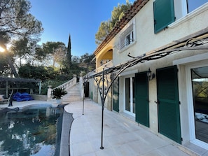 Una piscina al aire libre