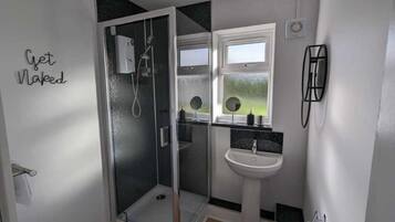 Chalet | Bathroom | Shower, towels