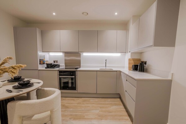 Køleskab, ovn, opvaskemaskine, kaffe-/temaskine