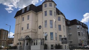Ein Eckgebäude mit einem Schild für "Capital One Hotel" und einem kleineren Schild für "Dunhill Inn".