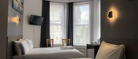 Cortinas blackout, tabla de planchar con plancha y wifi gratis