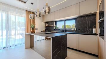 Full-size fridge, microwave, oven, stovetop