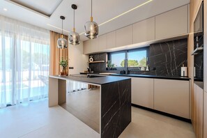 Full-size fridge, microwave, oven, stovetop