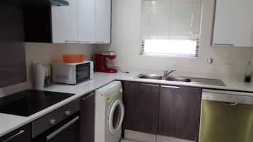 Apartment, 3 Bedrooms, Balcony | Laundry