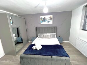 Apartment | 1 bedroom, iron/ironing board, free WiFi, bed sheets - Stylish Spacious 1Bd Apt-kingbed-10min Heaton Park (Manchester)