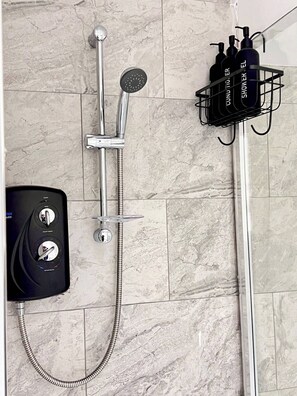 Apartment | Bathroom | Shower, free toiletries, towels, toilet paper - Stylish Spacious 1Bd Apt-kingbed-10min Heaton Park (Manchester)
