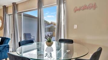 House | 3 bedrooms, desk, Internet