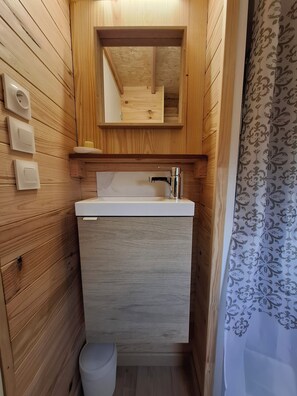 Douche, serviettes fournies, savon, papier toilette