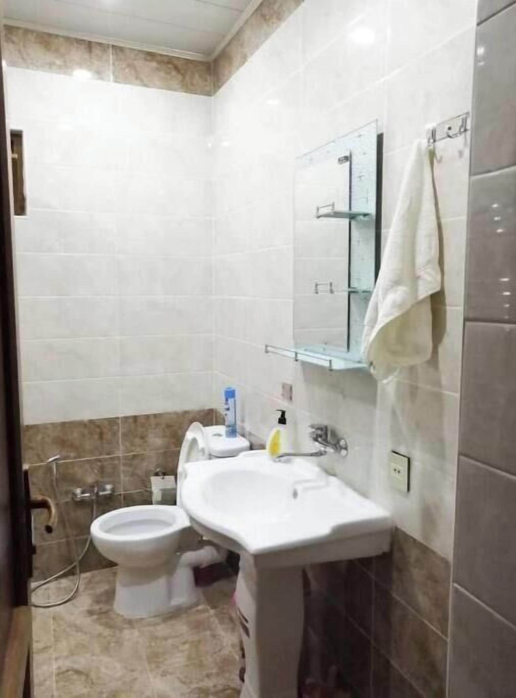 Douche, sèche-cheveux, bidet, serviettes fournies