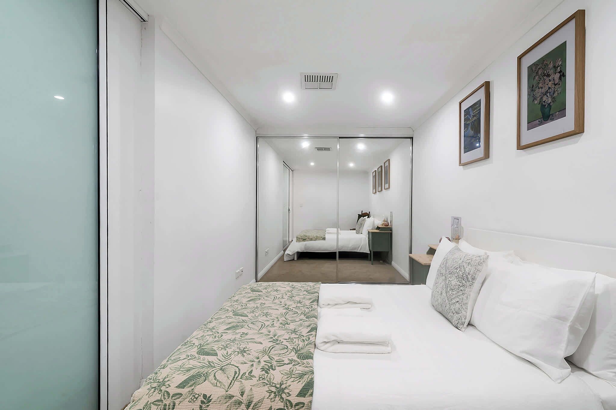 3 habitaciones, tabla de planchar con plancha, internet y ropa de cama 