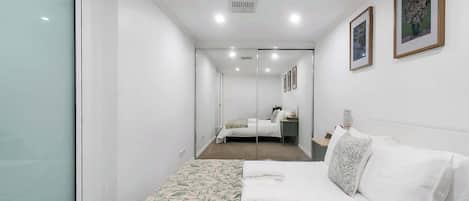 3 habitaciones, tabla de planchar con plancha, internet y ropa de cama