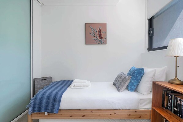 3 bedrooms, iron/ironing board, internet, bed sheets