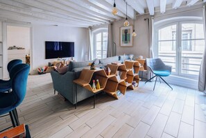 Télévision, chaîne hi-fi, espaces bureaux