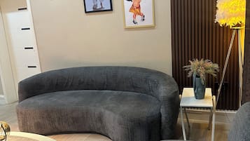 Apartamento luxo, sacada, vista para a cidade | Área de estar | TV de tela plana, console de videogame