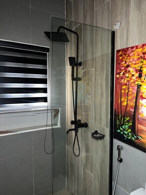 Deluxe appartement, balkon, uitzicht op de stad | Badkamer | Een douche, pantoffels, handdoeken, zeep