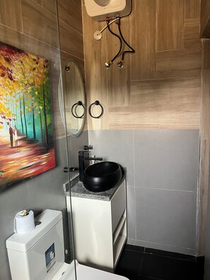 Deluxe Apartment, Balcony, City View | Bathroom - majestic villa residence (Abuja)