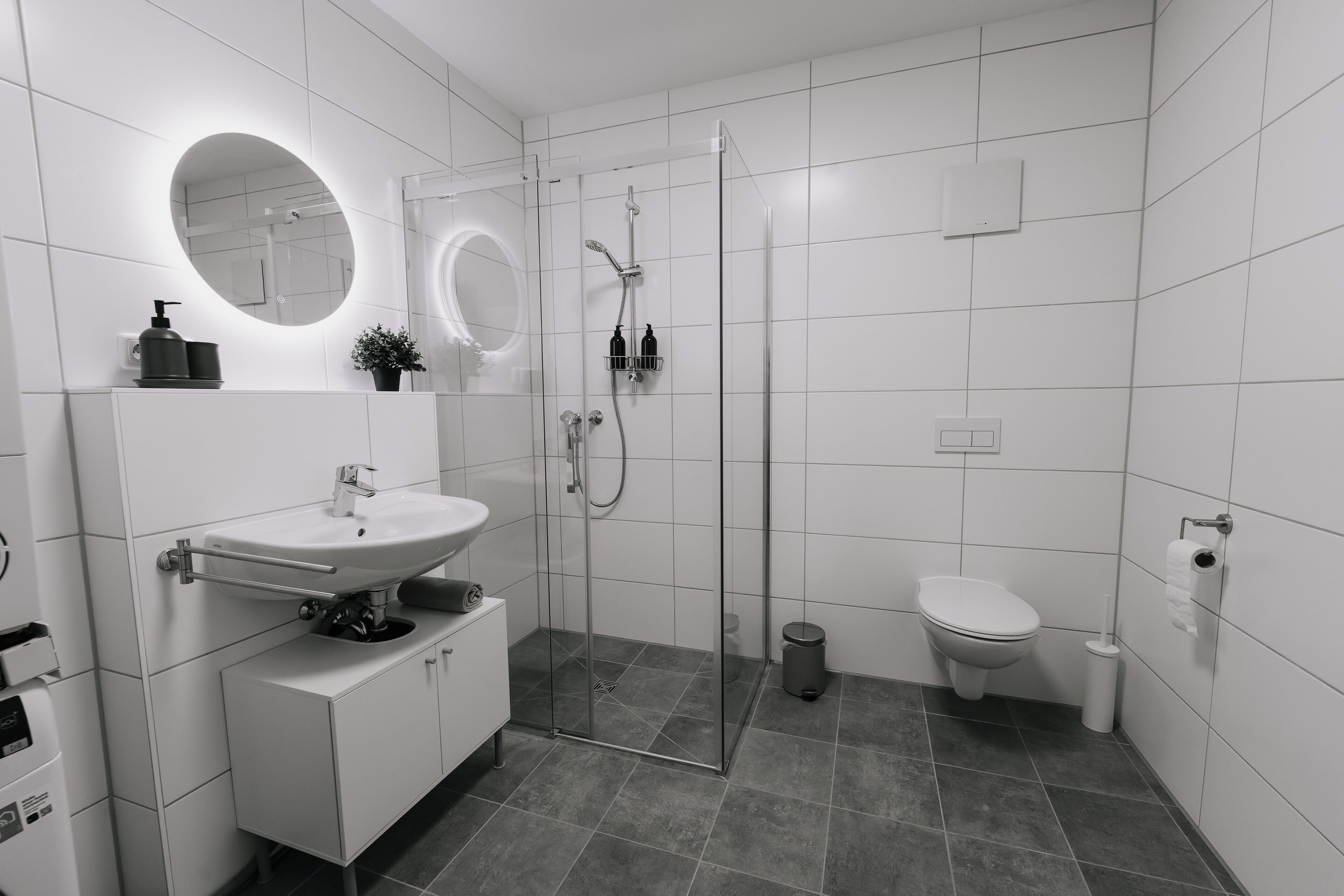 Dusche, Haartrockner, Handtücher, Toilettenpapier