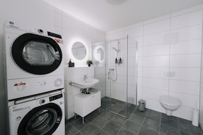 Shower, hair dryer, towels, toilet paper - Mia – Enjoy Bavarian Charm & Private Sauna (Kemnath)