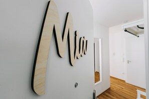 A wall with large wooden letters spelling "Mia". - Mia – Enjoy Bavarian Charm & Private Sauna (Kemnath)
