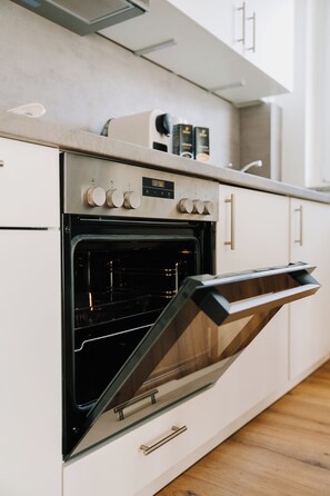 Fridge, microwave, oven, stovetop - Mia – Enjoy Bavarian Charm & Private Sauna (Kemnath)