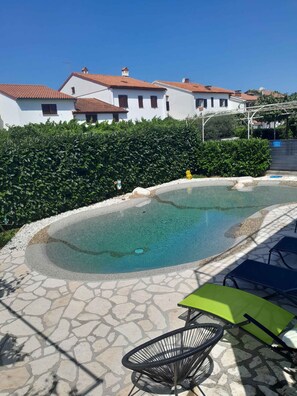 Piscine extérieure, chaises longues