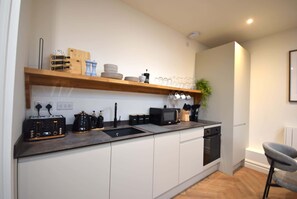 Een koelkast, een microgolfoven, een oven, een kookplaat