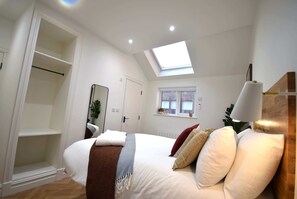 2 bedrooms, iron/ironing board, internet, bed sheets