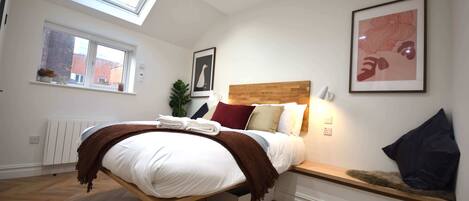 2 bedrooms, iron/ironing board, internet, bed sheets