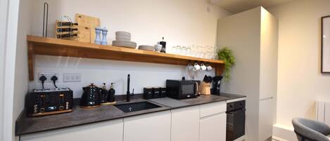 Een koelkast, een microgolfoven, een oven, een kookplaat