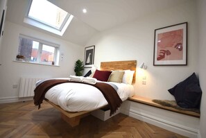 2 slaapkamers, een strijkplank/strijkijzer, internet, beddengoed