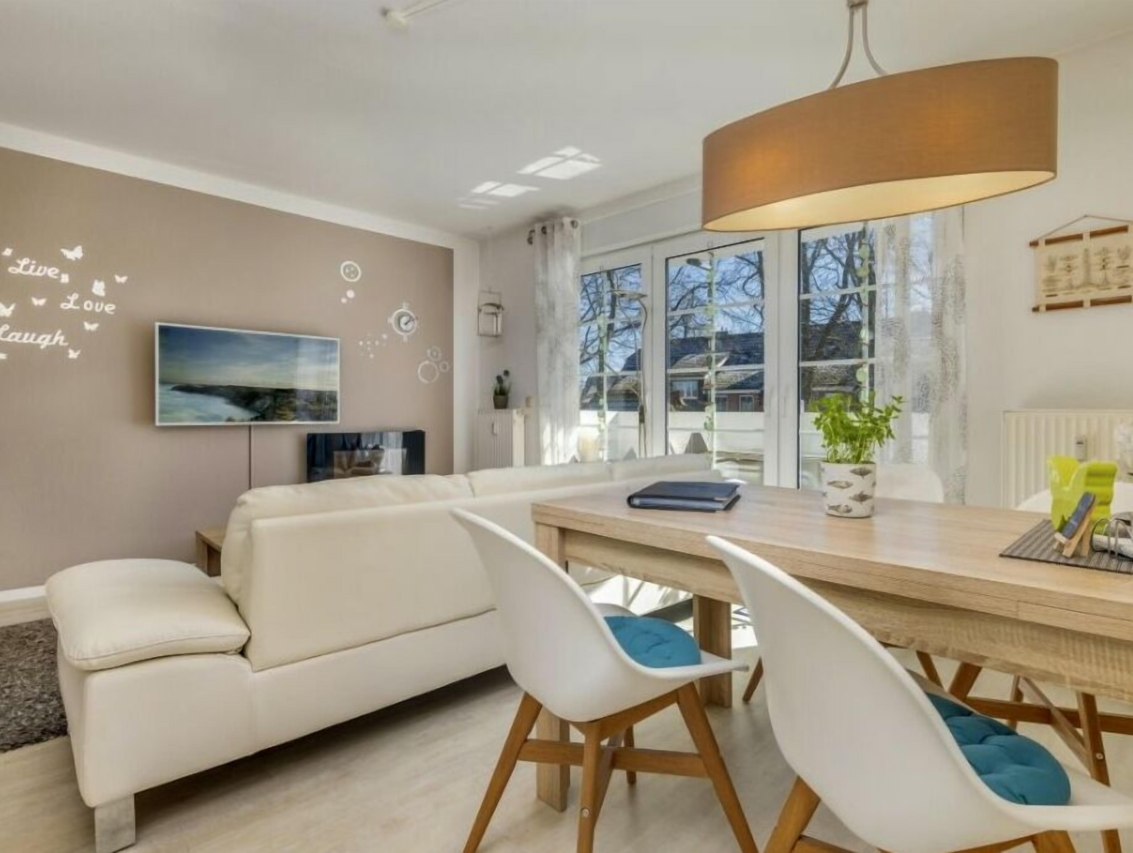 Smart-TV, peis, bøker og stereoanlegg