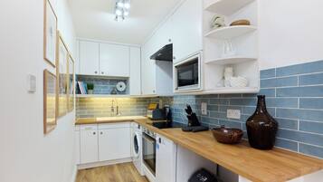 Apartment (2 Bedrooms) | Private kitchen | Microwave, oven, dishwasher