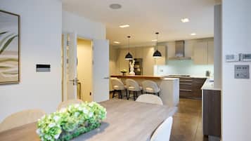 House (6 Bedrooms) | Exterior