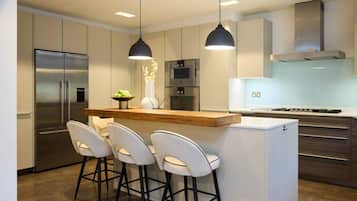 House (6 Bedrooms) | Exterior