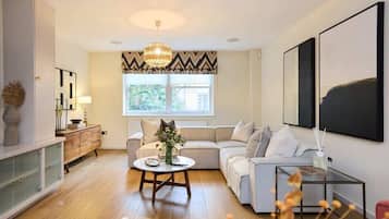 House (6 Bedrooms) | Exterior