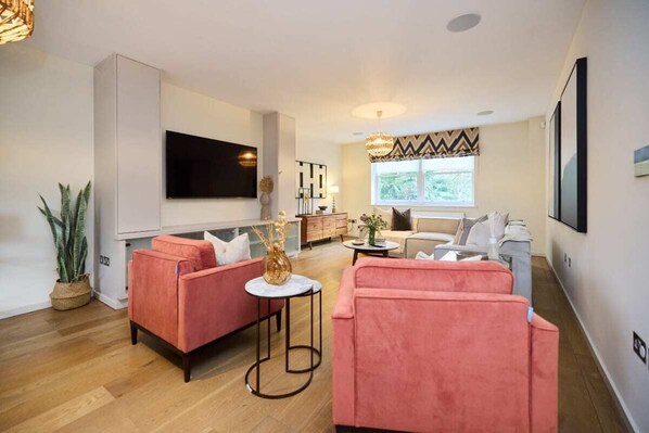 House (6 Bedrooms) | In-room dining