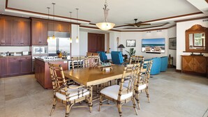 Una cocina amplia con armarios de madera, una isla grande y electrodomésticos modernos.
