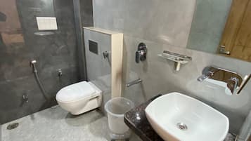Comfort-Doppelzimmer | Badezimmer | Dusche, kostenlose Toilettenartikel, Hausschuhe, Handtücher
