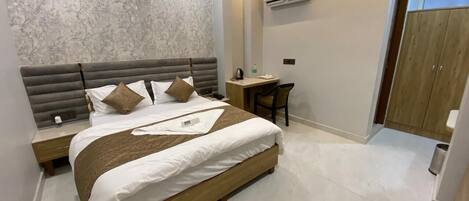 Deluxe kamer | Een bureau, gratis wifi